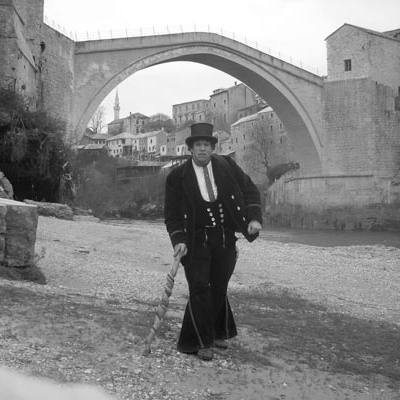 Schreiner Michael Ruppert vor der Brücke von Mostar